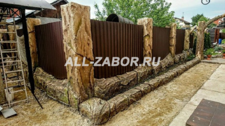 Забор со столбами из арт бетона и профнастила