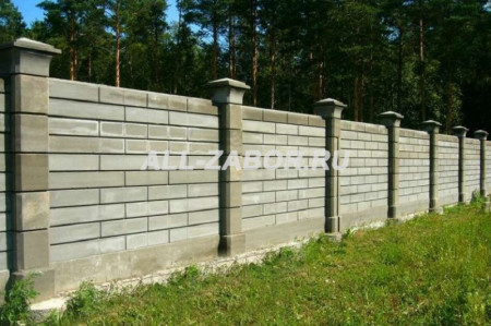 Забор с бетонными столбами и блоками