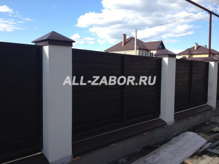 Забор с бетонными столбами и коричневым профнастилом